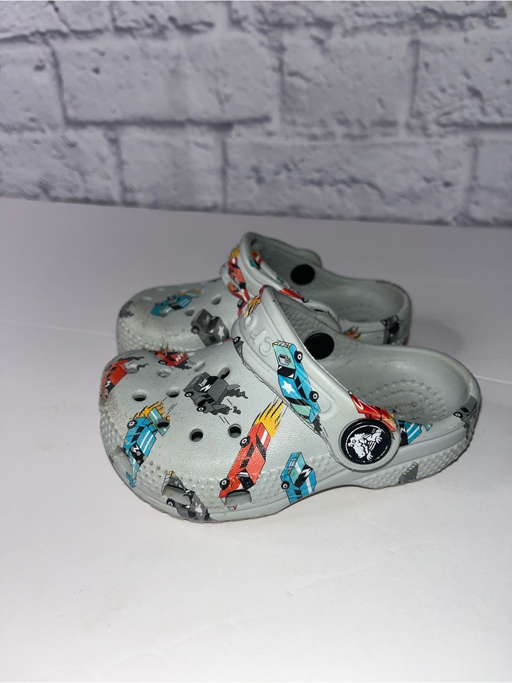 Light Gray Kids Clog with Colorful Car Print Crocs Race cars size 5